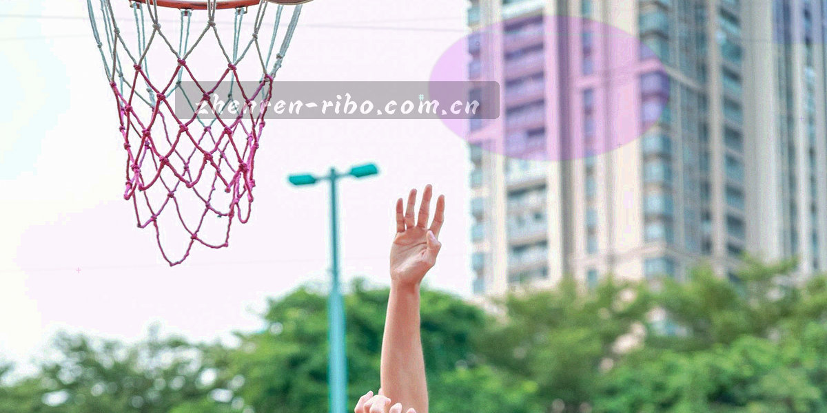 深夜时段的多屏直播现场，多台屏幕同时显示真人直播画面与实时数据曲线